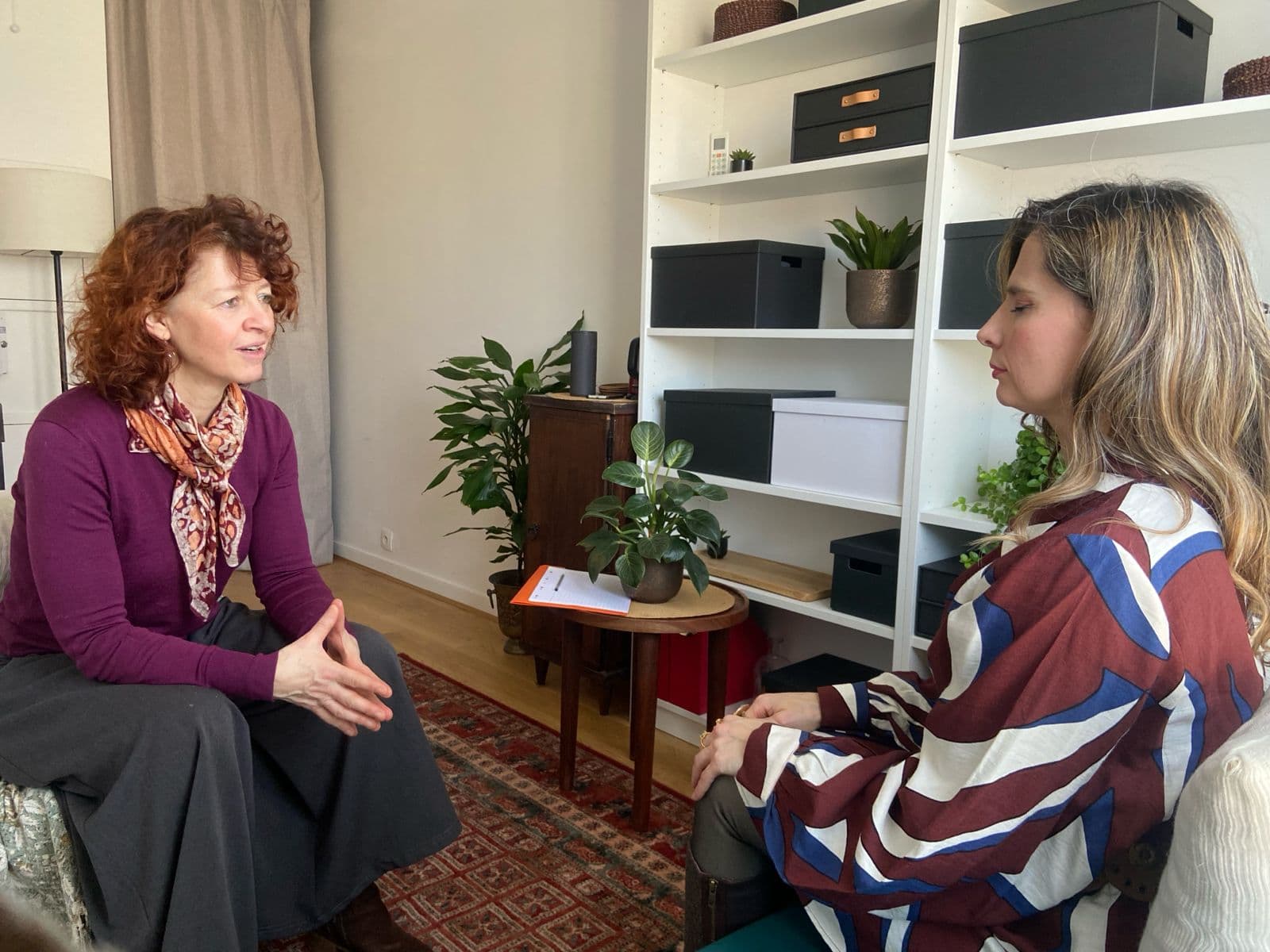 Emmanuelle Turnani en séance d'hypnothérapie avec une patiente, dans son cabinet à Paris 5e
